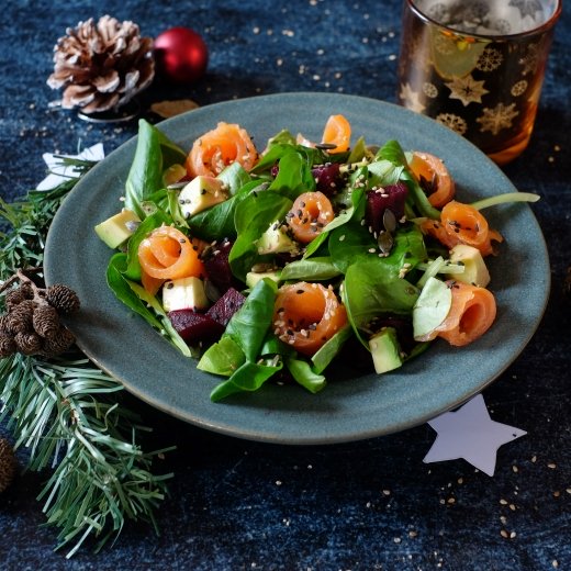 Salade de Noël, truite fumée, betterave, mâche et avocat.